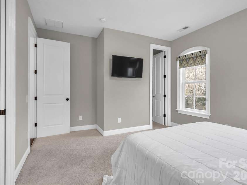 131 Boyce Road, Charlotte, NC 28211.  MLS# CAR4313027, YatesRealty ID 8671. 
