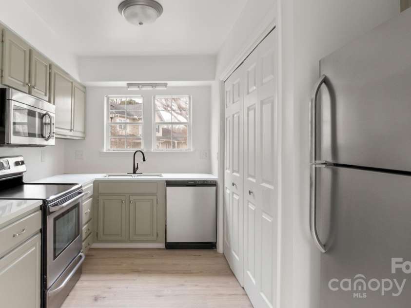 2712 New Hamlin Way, Charlotte, NC 28210.  MLS# CAR4206222, YatesRealty ID 8674. 