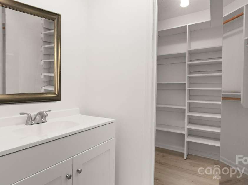 2712 New Hamlin Way, Charlotte, NC 28210.  MLS# CAR4206222, YatesRealty ID 8674. 
