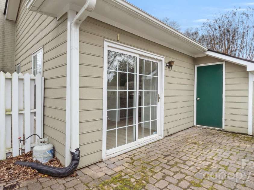 2712 New Hamlin Way, Charlotte, NC 28210.  MLS# CAR4206222, YatesRealty ID 8674. 