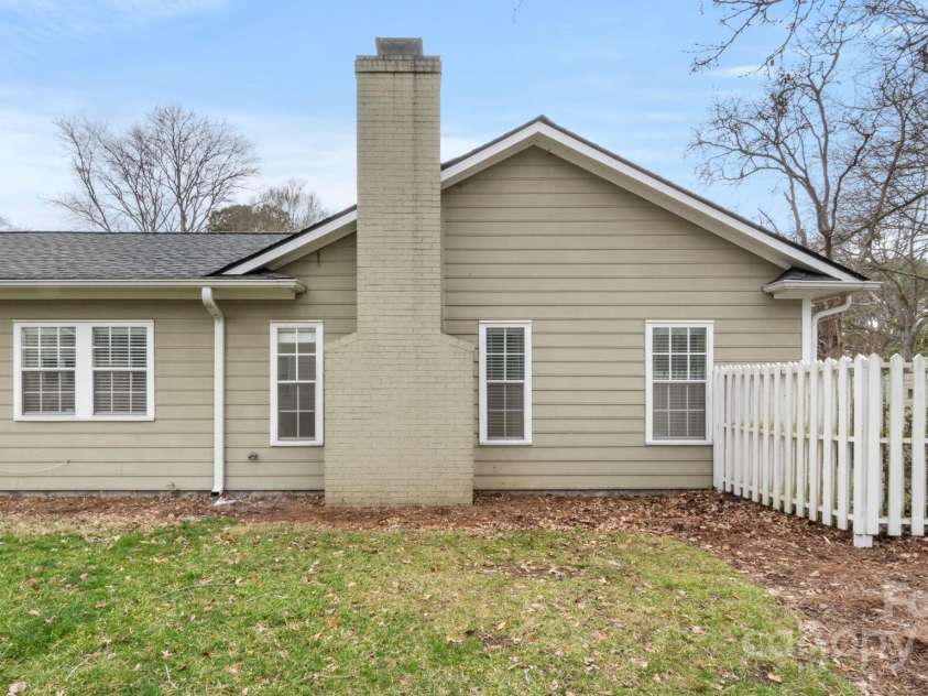 2712 New Hamlin Way, Charlotte, NC 28210.  MLS# CAR4206222, YatesRealty ID 8674. 