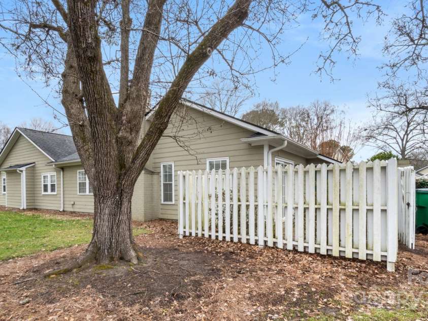 2712 New Hamlin Way, Charlotte, NC 28210.  MLS# CAR4206222, YatesRealty ID 8674. 