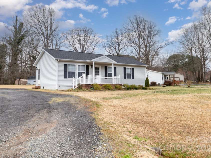 11918 Crabapple Lane, Huntersville, NC 28078.  MLS# CAR4225772, YatesRealty ID 8676. Circular drive