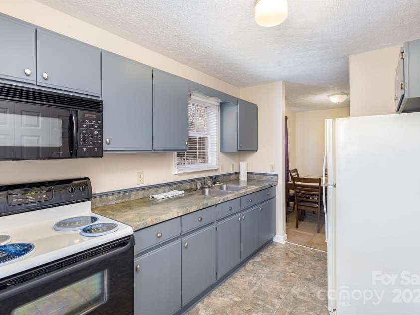 11918 Crabapple Lane, Huntersville, NC 28078.  MLS# CAR4225772, YatesRealty ID 8676. Electric range and microwave