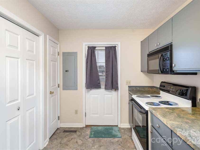 11918 Crabapple Lane, Huntersville, NC 28078.  MLS# CAR4225772, YatesRealty ID 8676. Pantry in the kitchen