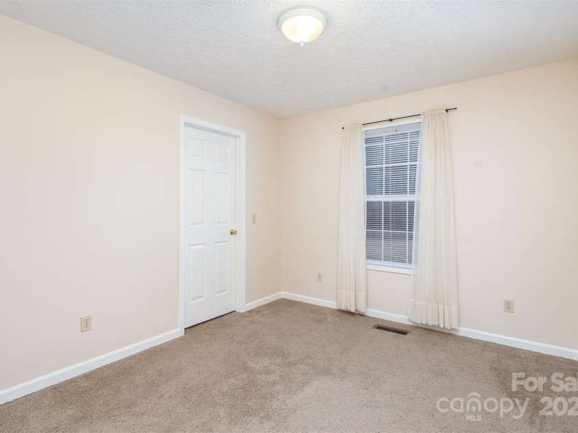 11918 Crabapple Lane, Huntersville, NC 28078.  MLS# CAR4225772, YatesRealty ID 8676. Primary Bedroom with walk-in closet
