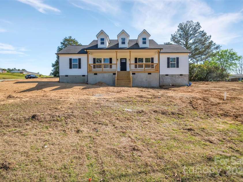 504 Christopher Lane, Chester, SC 29706.  MLS# CAR4247252, YatesRealty ID 8680. 