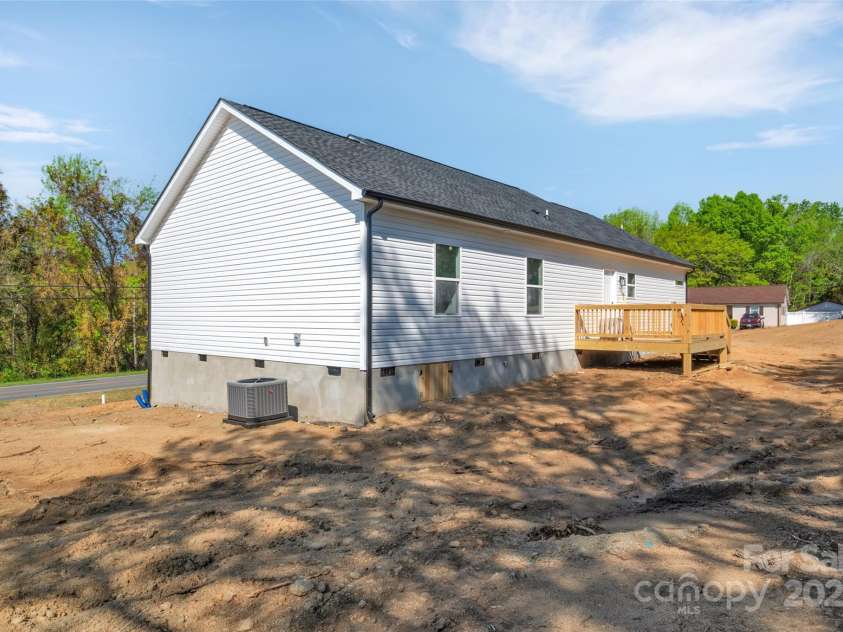 504 Christopher Lane, Chester, SC 29706.  MLS# CAR4247252, YatesRealty ID 8680. 