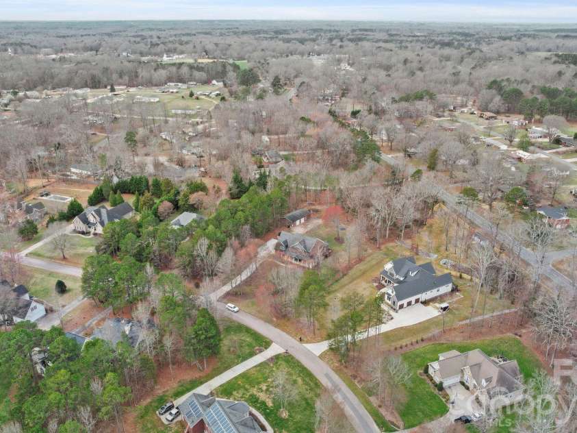 433 Laurel Crest Drive, Kannapolis, NC 28081.  MLS# CAR4345135, YatesRealty ID 8682. Beautiful established neighborhood 