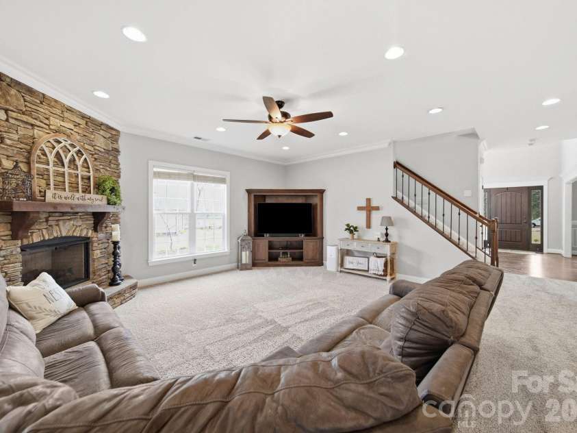 433 Laurel Crest Drive, Kannapolis, NC 28081.  MLS# CAR4345135, YatesRealty ID 8682. Expansive Living Area
