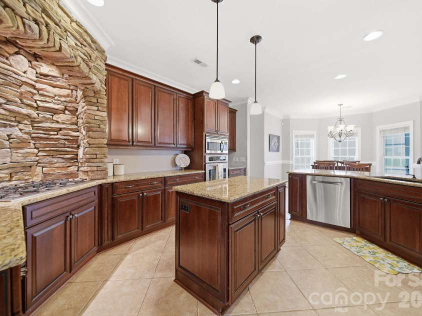 433 Laurel Crest Drive, Kannapolis, NC 28081.  MLS# CAR4345135, YatesRealty ID 8682. Gourmet Kitchen