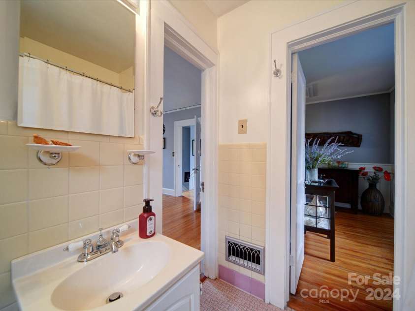 1116 Franklin Boulevard, Gastonia, NC 28054.  MLS# CAR4198465, YatesRealty ID 8683. 