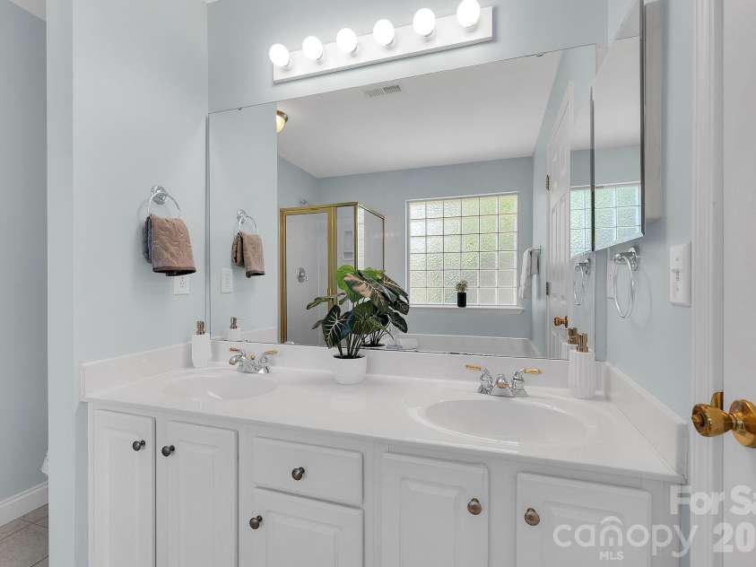 12507 Twelvetrees Lane, Huntersville, NC 28078.  MLS# CAR4365310, YatesRealty ID 8683. Primary bathroom 