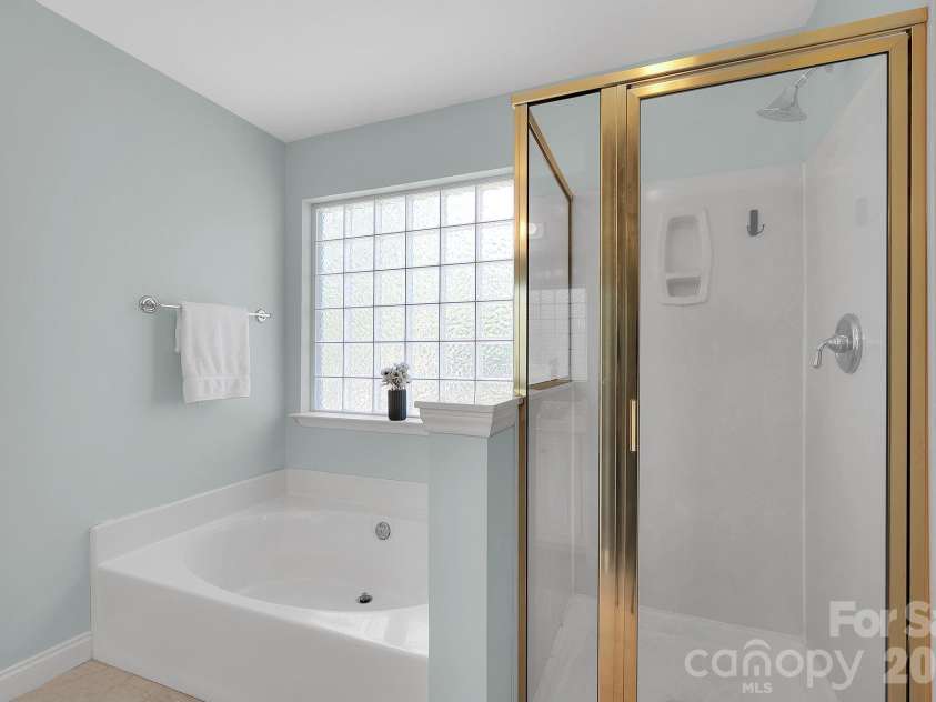 12507 Twelvetrees Lane, Huntersville, NC 28078.  MLS# CAR4365310, YatesRealty ID 8683. Primary bathroom 