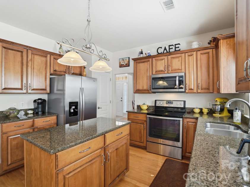 6319 Highland Commons Road, Charlotte, NC 28269.  MLS# CAR4364651, YatesRealty ID 8684. Kitchen