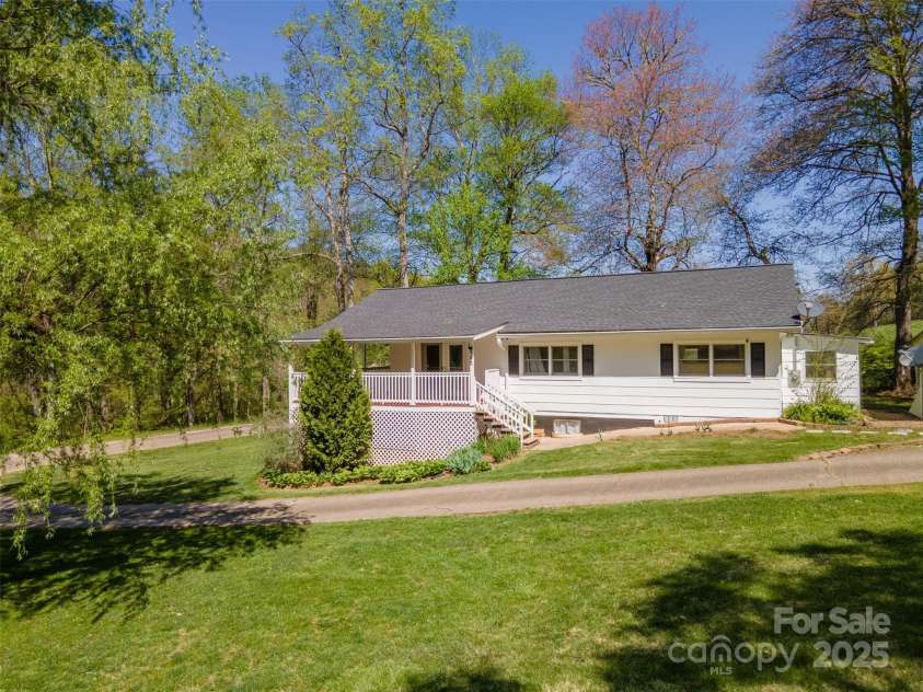 242 Henderson Road, Franklin, NC 28734.  MLS# CAR4135130, YatesRealty ID 8685. 