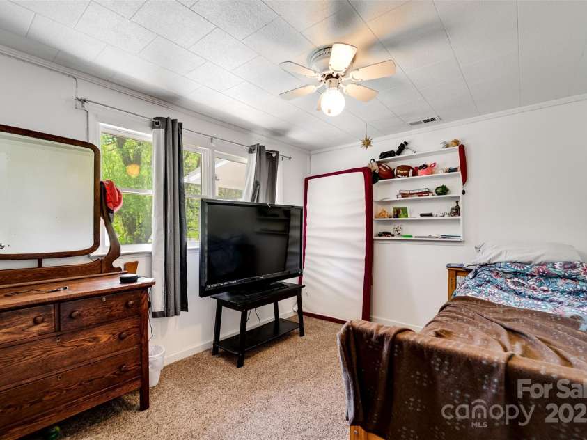 242 Henderson Road, Franklin, NC 28734.  MLS# CAR4135130, YatesRealty ID 8685. 