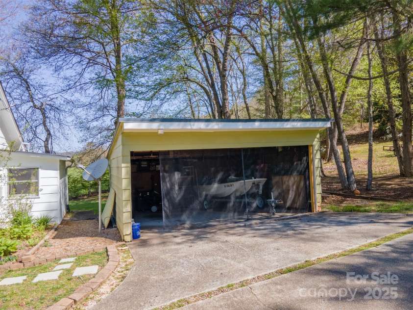 242 Henderson Road, Franklin, NC 28734.  MLS# CAR4135130, YatesRealty ID 8685. 