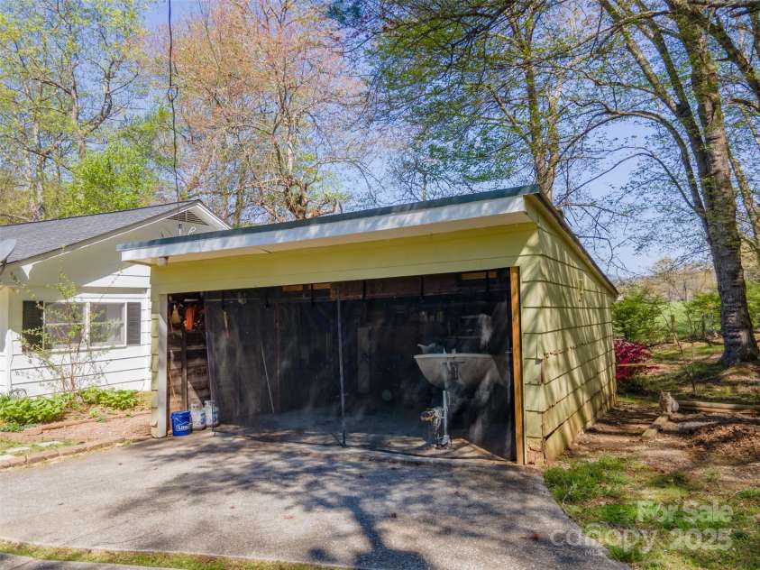 242 Henderson Road, Franklin, NC 28734.  MLS# CAR4135130, YatesRealty ID 8685. 