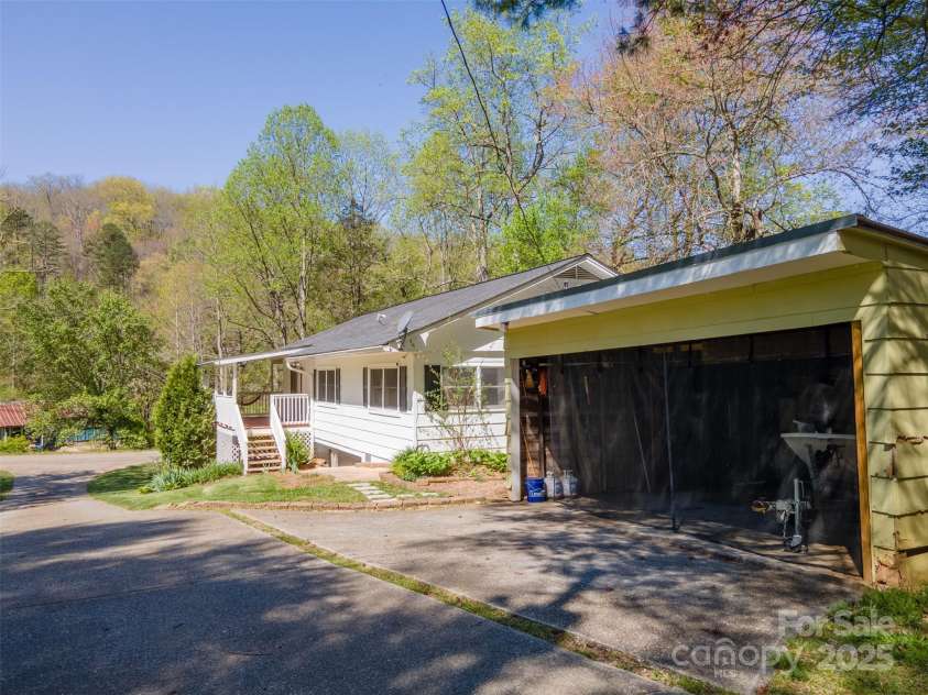 242 Henderson Road, Franklin, NC 28734.  MLS# CAR4135130, YatesRealty ID 8685. 