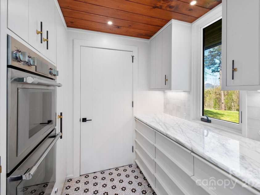 123 Fox Covert Lane, Tryon, NC 28782.  MLS# CAR4242675, YatesRealty ID 8686. 