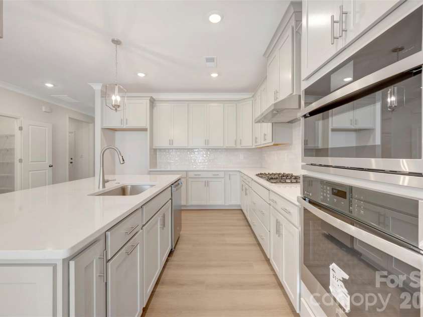 12109 Avienmore Drive, Charlotte, NC 28278.  MLS# CAR4315502, YatesRealty ID 8689. Kitchen