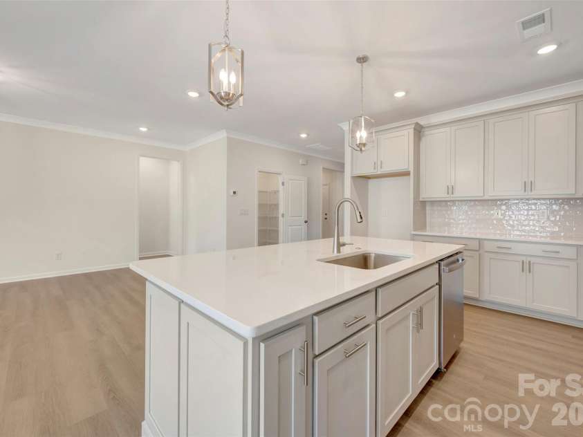 12109 Avienmore Drive, Charlotte, NC 28278.  MLS# CAR4315502, YatesRealty ID 8689. Kitchen