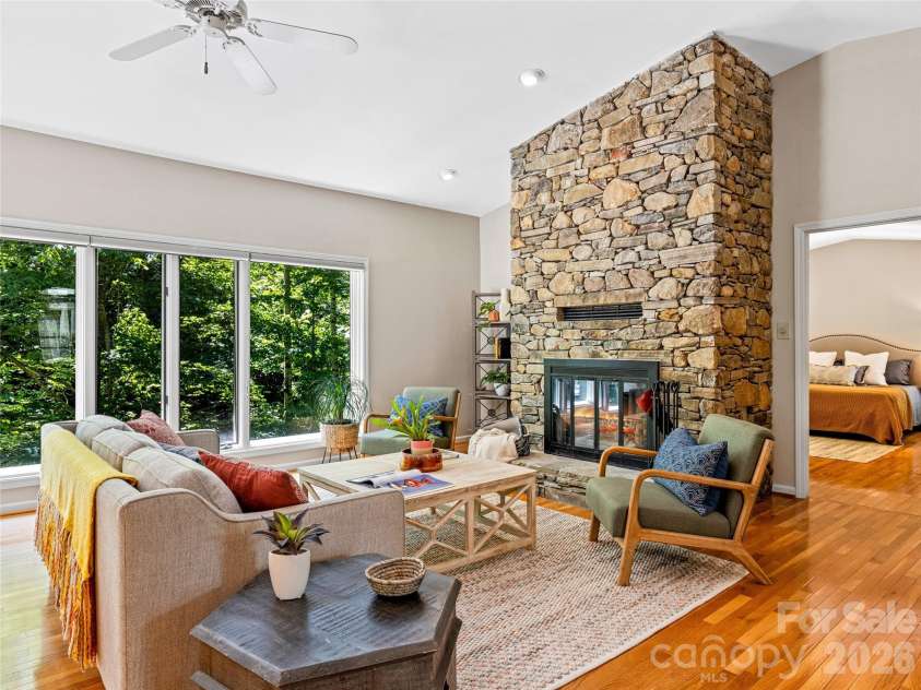 150 Sondley Parkway, Asheville, NC 28805.  MLS# CAR4280880, YatesRealty ID 8690. Spacious Family Room
