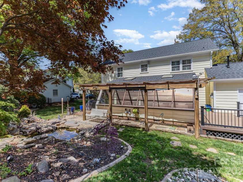 3916 Riverbend Road, Charlotte, NC 28210.  MLS# CAR4241946, YatesRealty ID 8693. 