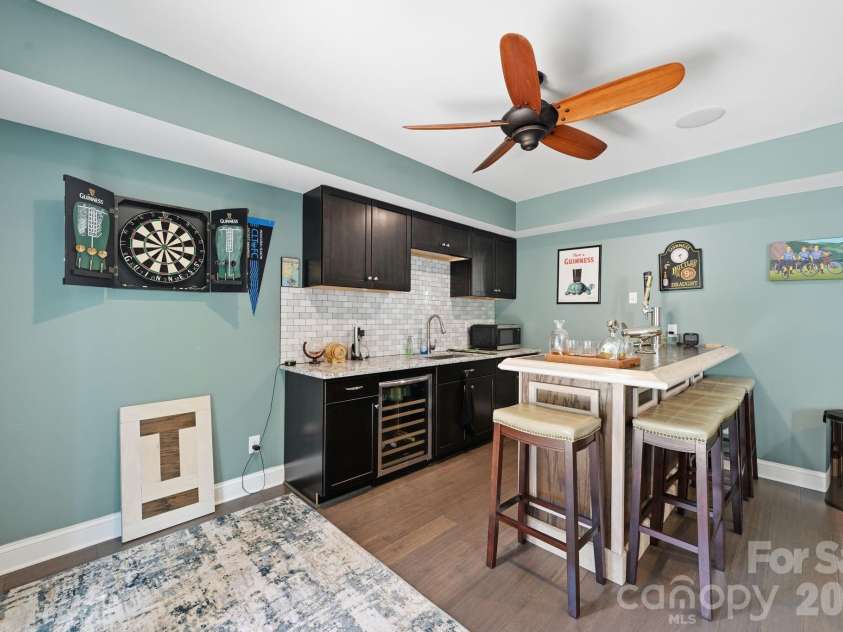 5041 El Molino Drive, Charlotte, NC 28214.  MLS# CAR4362342, YatesRealty ID 8694. Basement Wet Bar