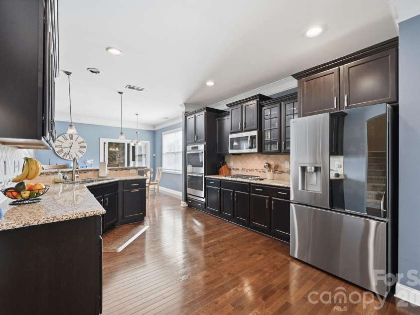 5041 El Molino Drive, Charlotte, NC 28214.  MLS# CAR4362342, YatesRealty ID 8694. Gourmet Kitchen