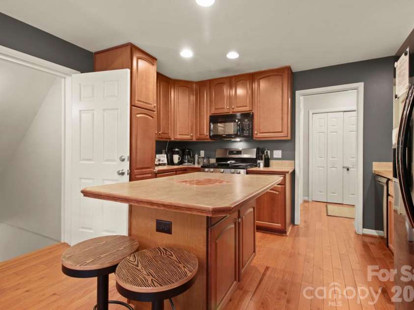 132 Heather Lane, Banner Elk, NC 28604.  MLS# CAR4356600, YatesRealty ID 8695. 
