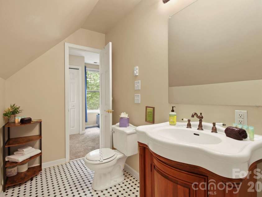 132 Heather Lane, Banner Elk, NC 28604.  MLS# CAR4356600, YatesRealty ID 8695. 