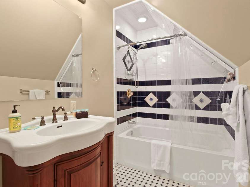 132 Heather Lane, Banner Elk, NC 28604.  MLS# CAR4356600, YatesRealty ID 8695. 