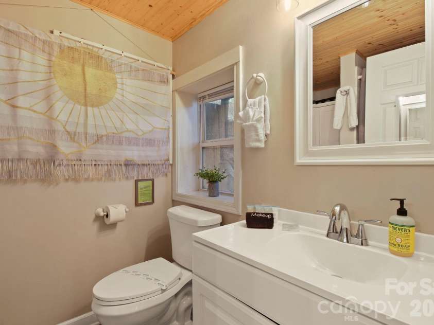 132 Heather Lane, Banner Elk, NC 28604.  MLS# CAR4356600, YatesRealty ID 8695. 