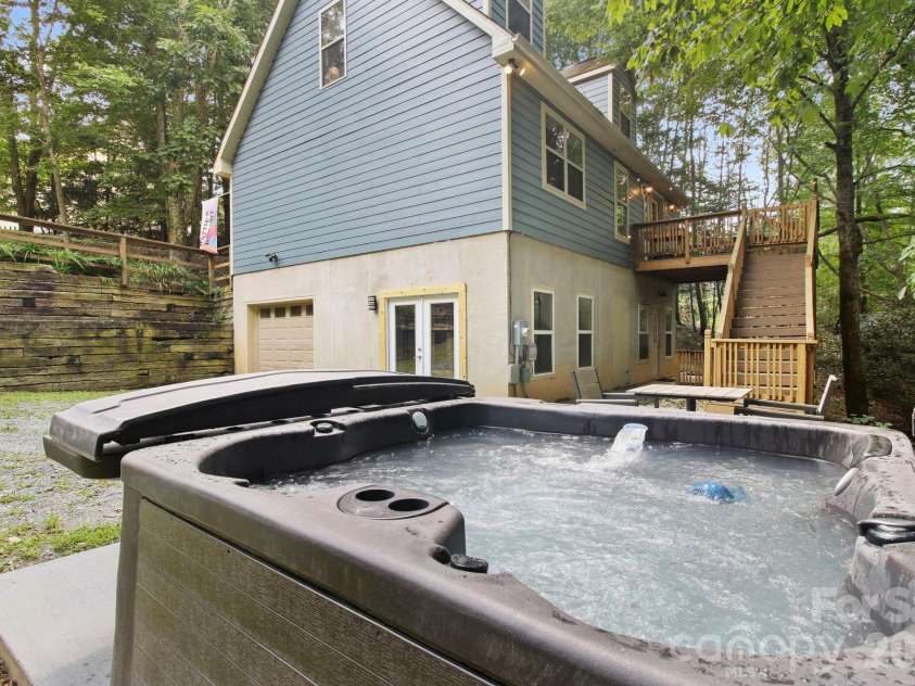 132 Heather Lane, Banner Elk, NC 28604.  MLS# CAR4356600, YatesRealty ID 8695. 