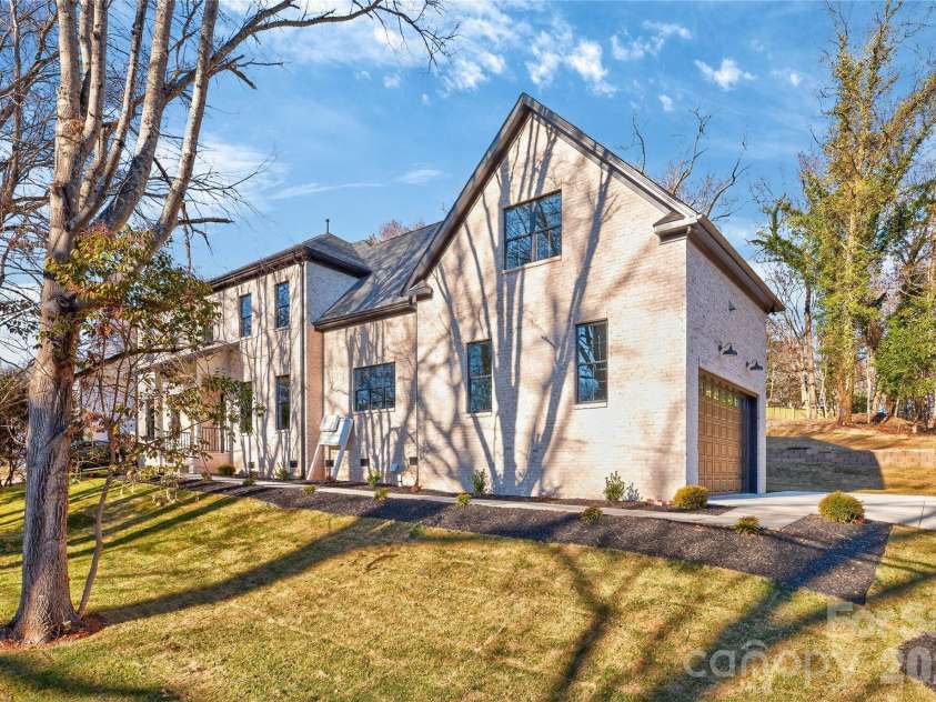 6811 Burlwood Road, Charlotte, NC 28211.  MLS# CAR4308472, YatesRealty ID 8696. 