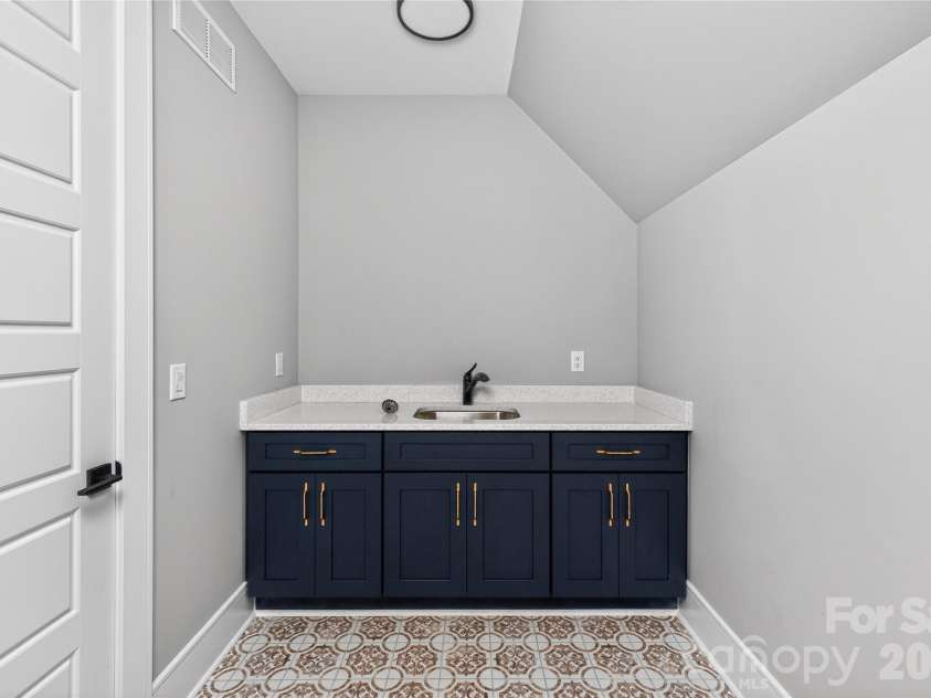 6811 Burlwood Road, Charlotte, NC 28211.  MLS# CAR4308472, YatesRealty ID 8696. 