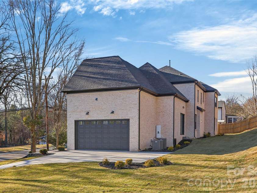 6811 Burlwood Road, Charlotte, NC 28211.  MLS# CAR4308472, YatesRealty ID 8696. 