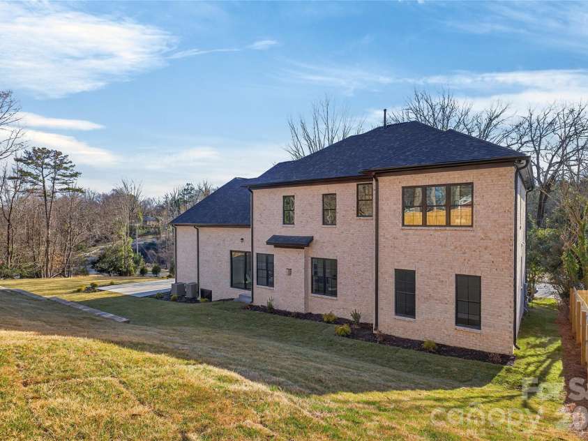 6811 Burlwood Road, Charlotte, NC 28211.  MLS# CAR4308472, YatesRealty ID 8696. 