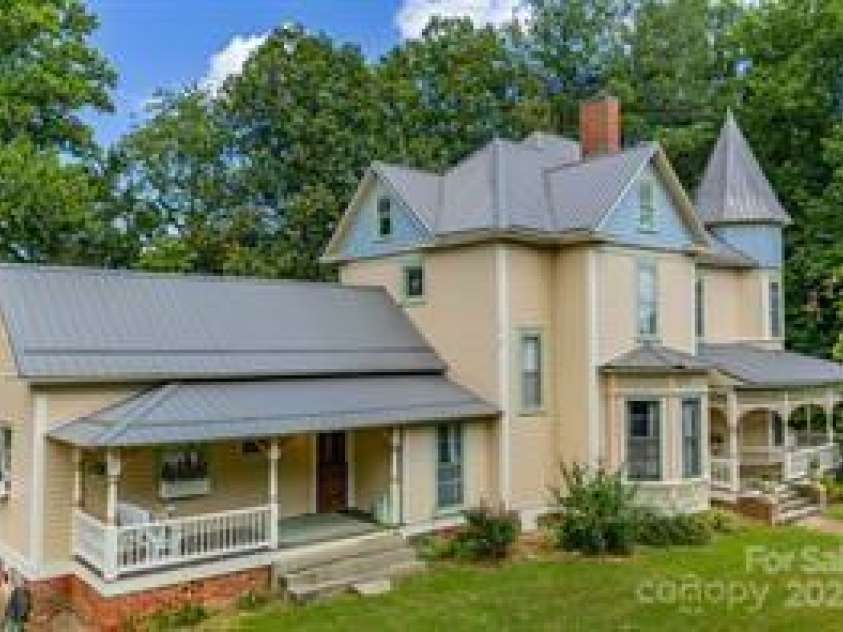 206 Brook Street, Wilkesboro, NC 28697.  MLS# CAR4325196, YatesRealty ID 870. 