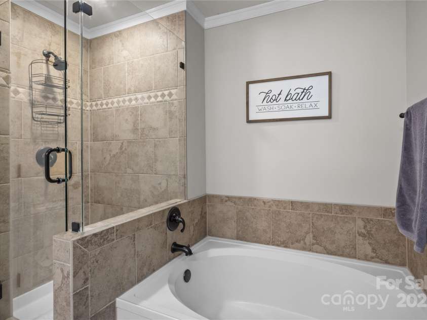 1033 Southwest Drive, Davidson, NC 28036.  MLS# CAR4246184, YatesRealty ID 8702. Beautiful garden tub and separate shower., tile surround.