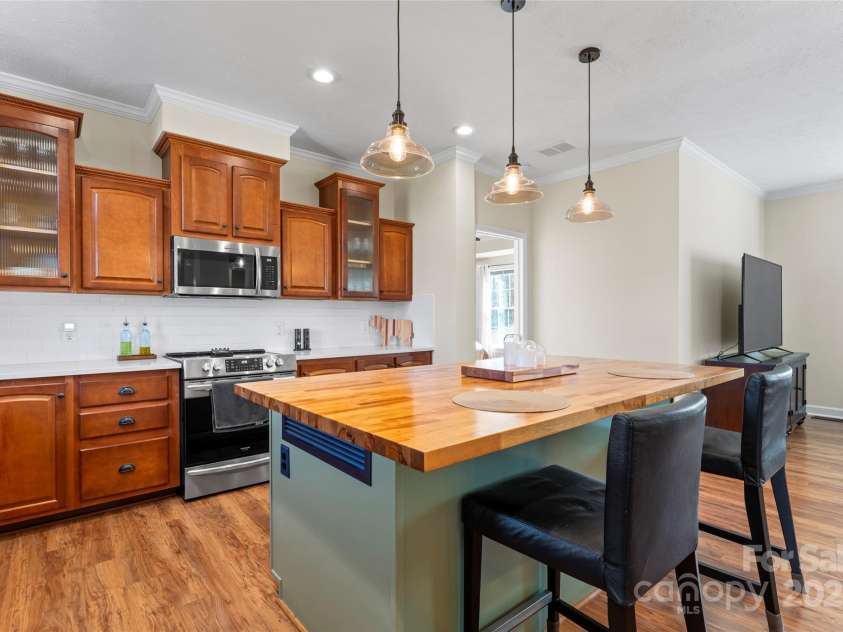 501 Chestnut Grove Road, Statesville, NC 28625.  MLS# CAR4321036, YatesRealty ID 871. 