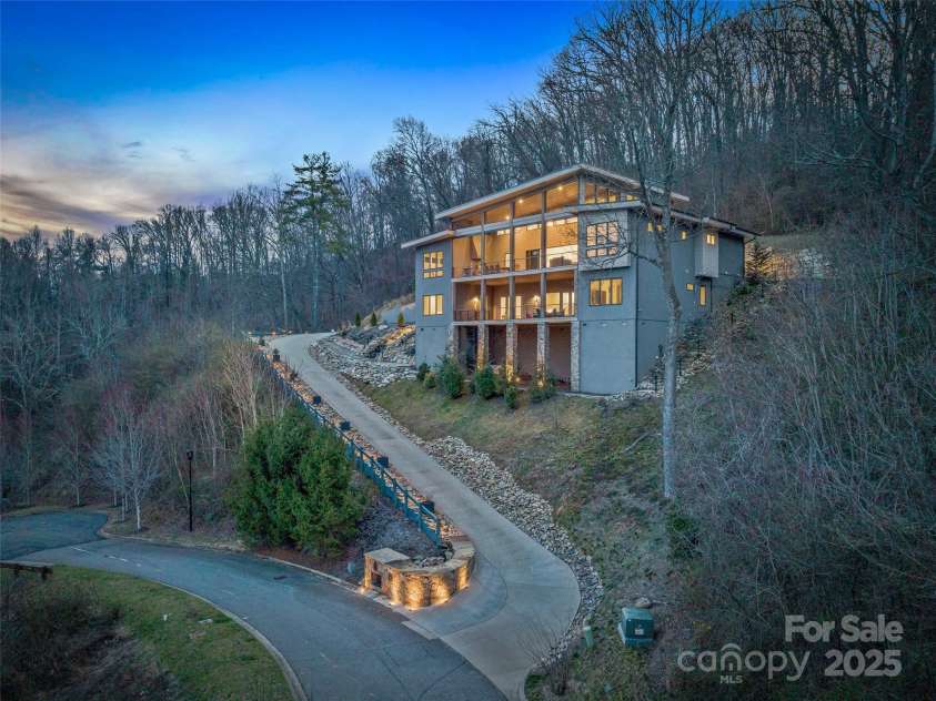 34 Grovepoint Way, Asheville, NC 28804.  MLS# CAR4228655, YatesRealty ID 8710. 