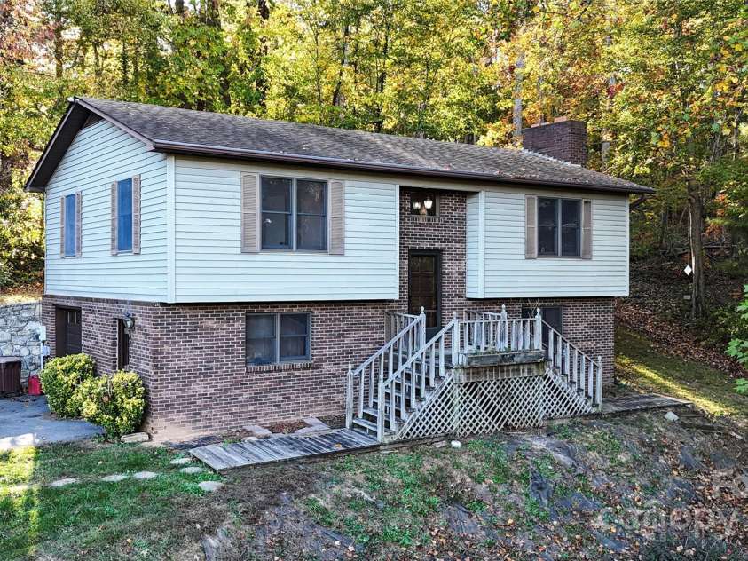 32 Windy Hollow Road, Asheville, NC 28806.  MLS# CAR4315574, YatesRealty ID 8712. 