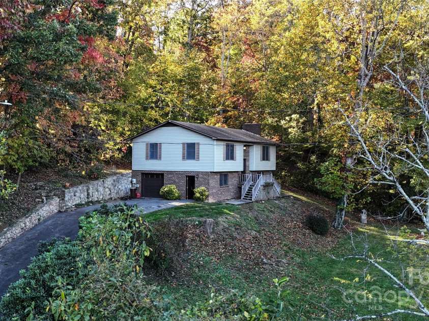 32 Windy Hollow Road, Asheville, NC 28806.  MLS# CAR4315574, YatesRealty ID 8712. 