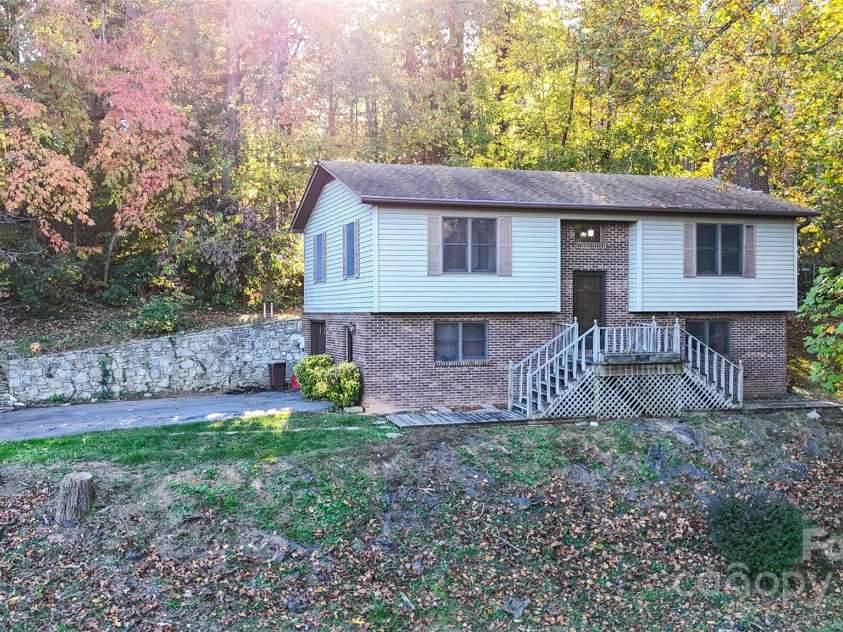 32 Windy Hollow Road, Asheville, NC 28806.  MLS# CAR4315574, YatesRealty ID 8712. 