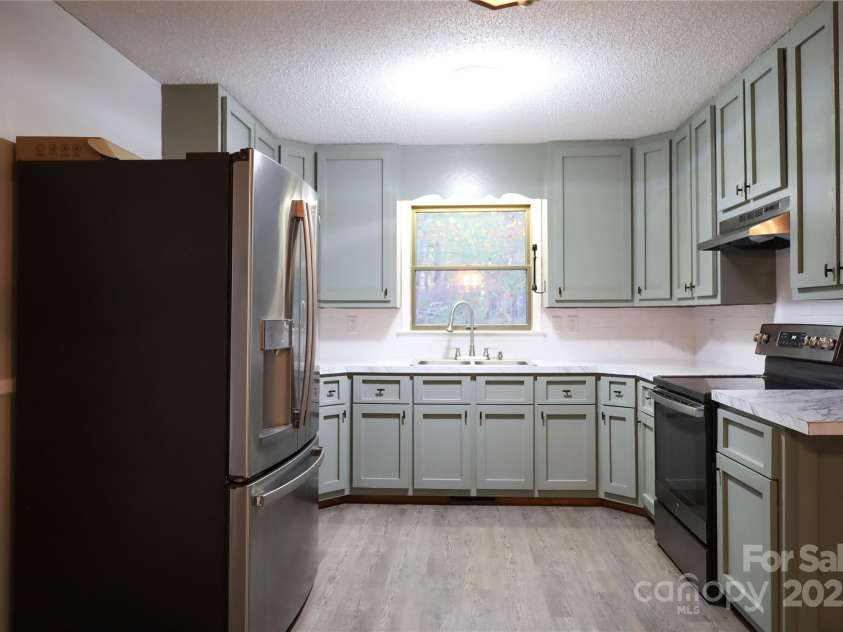 32 Windy Hollow Road, Asheville, NC 28806.  MLS# CAR4315574, YatesRealty ID 8712. 