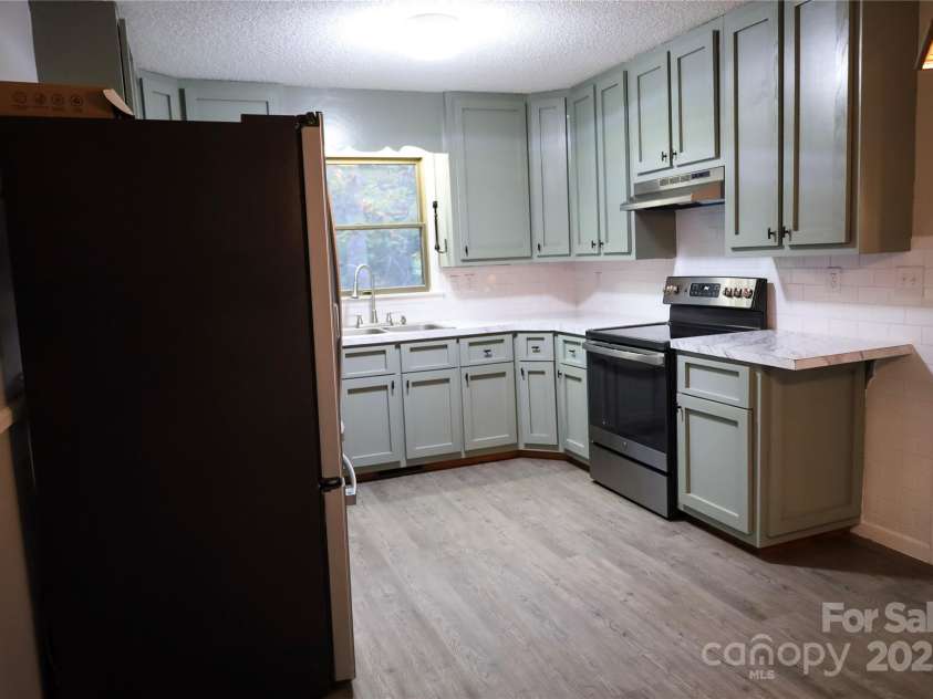32 Windy Hollow Road, Asheville, NC 28806.  MLS# CAR4315574, YatesRealty ID 8712. 