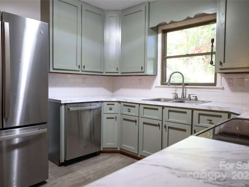 32 Windy Hollow Road, Asheville, NC 28806.  MLS# CAR4315574, YatesRealty ID 8712. 
